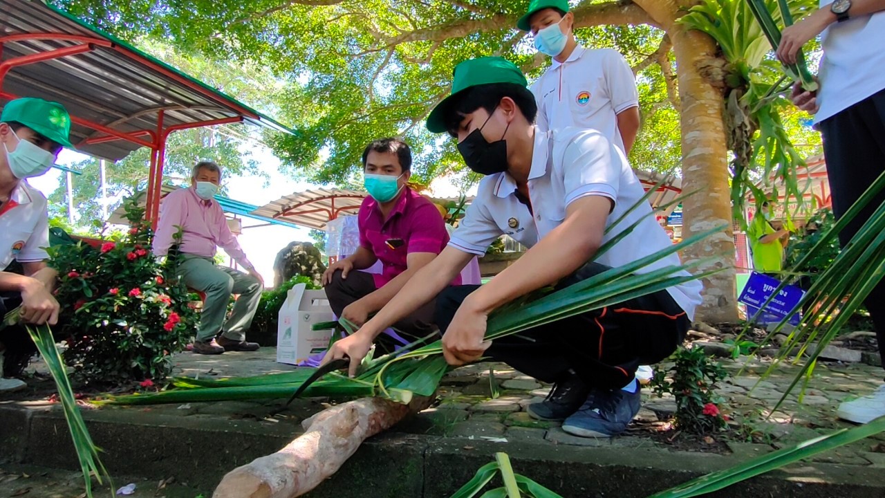 รับสองเด้ง !! สืบสานภูมิปัญญาท้องถิ่นสอนนักเรียนสานโคร๊ะหุ้มจำปาดะ  เป็นแพคเกจจิ้งห่อผลไม้ส่งขายออนไลน์