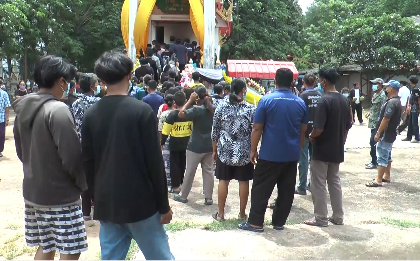 เผาแล้ว พ่อลูกผูกคอตายคาบ้าน ญาติ-เพื่อนบ้าน เคยขอลูกไปดูแลแต่ไม่ยอม ผวาวิญญาณเฮี้ยน จุดธูปบอกก่อนรื้อบ้านทิ้ง