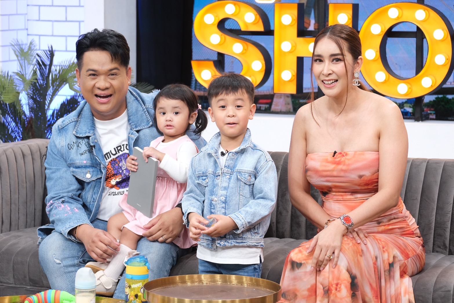 “ใหม่ สุคนธวา” ควงสามี “ต้น” เปิดตัวลูก “น้องชิณะ-น้องชีต้าร์” เผยเคยคิดหย่าหลังคลอดลูก8วัน