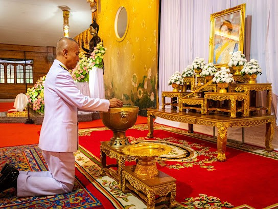 พสกนิกรจังหวัดตราด ร่วมพิธีถวายน้ำสรงพระบรมศพหน้าพระฉายาลักษณ์ "พระบรมราชชนนีพันปีหลวง"