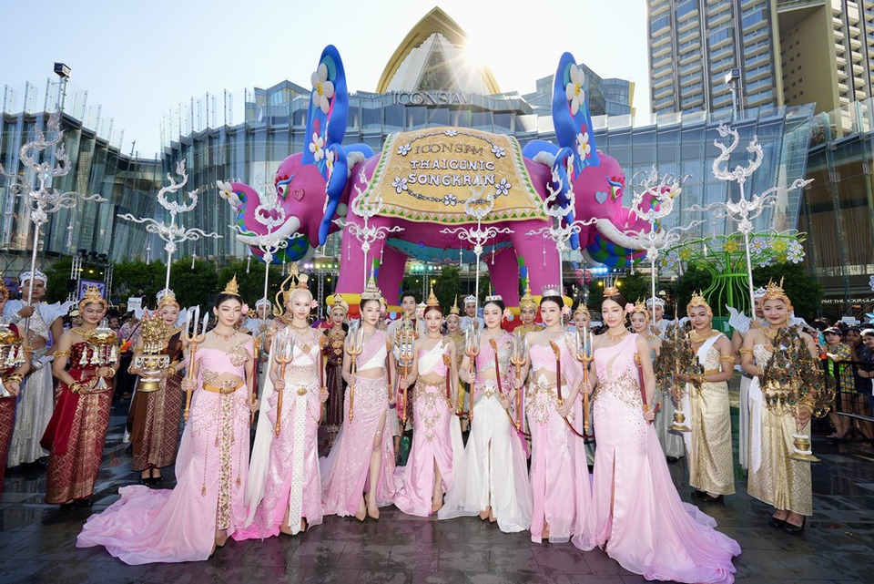 ไอคอนสยามสะเทือน! “4EVE” แปลงโฉมนางสงกรานต์สุดตระการตา เครื่องประดับ 60 ล้าน ดันสงกรานต์ไทยสู่เวทีโลก