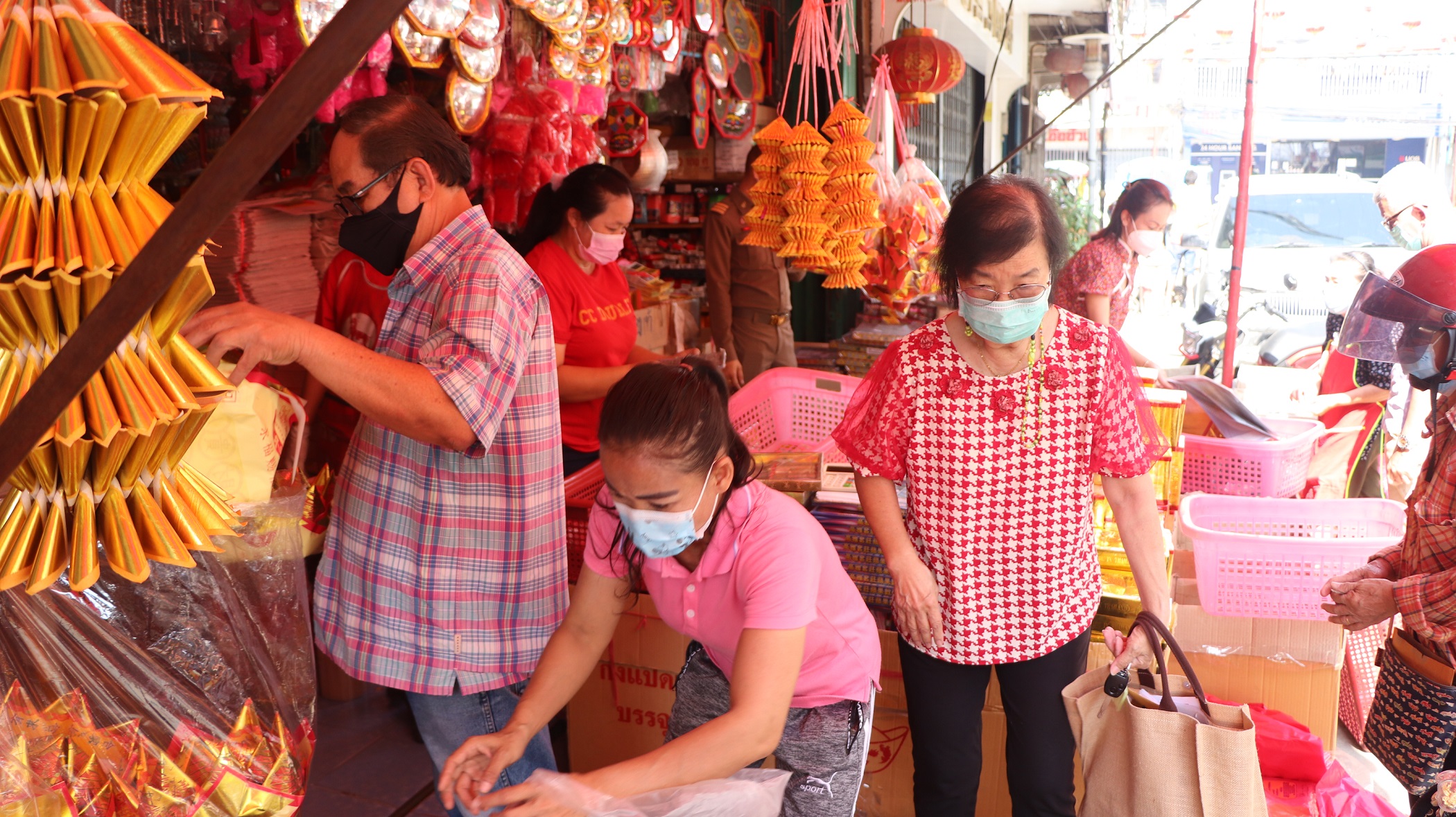 ชาวไทยเชื้อสายจีนปากน้ำโพออกมาซื้อของเตรียมไหว้ตรุษจีนคึกคัก