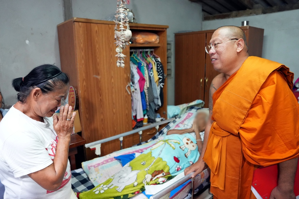 สู้ไปกับแม่!! ลูกสาวประสาน "หลวงพี่น้ำฝน" ขอรับมอบเตียงผู้ป่วย ช่วยดูแลแม่ป่วยมะเร็ง