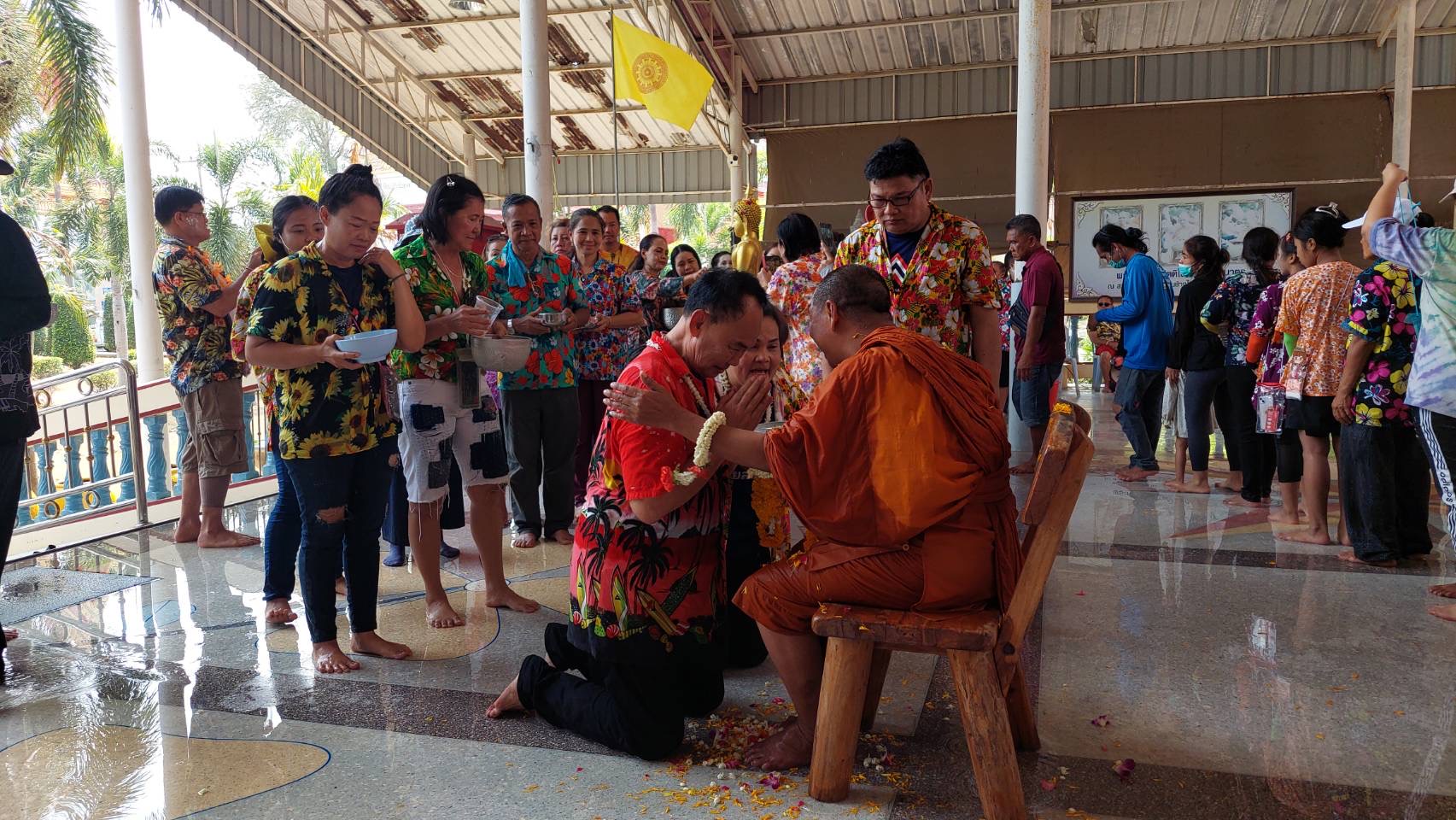"ทิดเล็ก" สมชาติ คุณปลื้ม ร่วมสรงน้ำพระวันไหลสงกรานต์บางเสร่ 