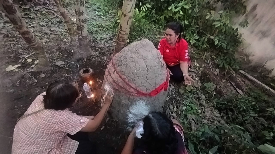 ชาวบ้านลานสัก แห่ขอโชคเจ้าพ่อจอมปลวก ได้เลขเด็ดเสี่ยงดวง