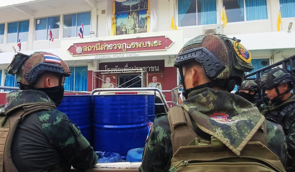 ทหาร–ตำรวจตาก ยึดกระบะ 4 คัน ลอบขนน้ำมันเถื่อนกว่า 3,000 ลิตร ชายแดนพบพระ