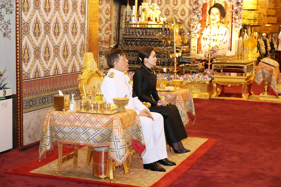 “ในหลวง-พระราชินี” เสด็จพระราชดำเนินไปในพิธีบำเพ็ญกุศลทักษิณานุปทาน (กงเต๊ก) ถวายพระบรมศพ “สมเด็จพระพันปีหลวง”