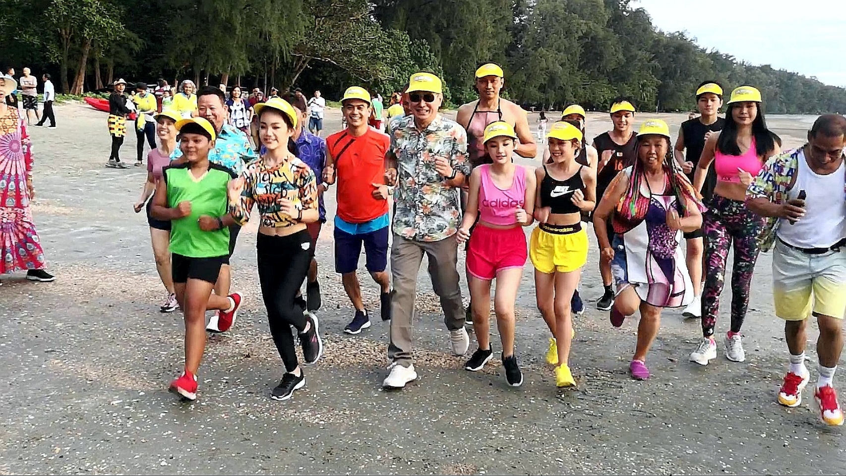 พ่อเมืองตรัง ร่วม นทท. วิ่งโชว์ชายหาดปากเมง จุดประกายชวนเที่ยวทะเลตรัง "New Nomal" ช่วงหยุดยาว 4 วัน