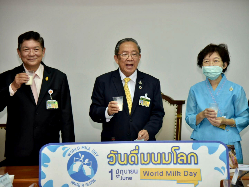 อนุ กมธ.เกษตรฯ วุฒิสภา ร่วมกิจกรรมรณรงค์บริโภคนม เนื่องในวันดื่มนมโลก ปี 63