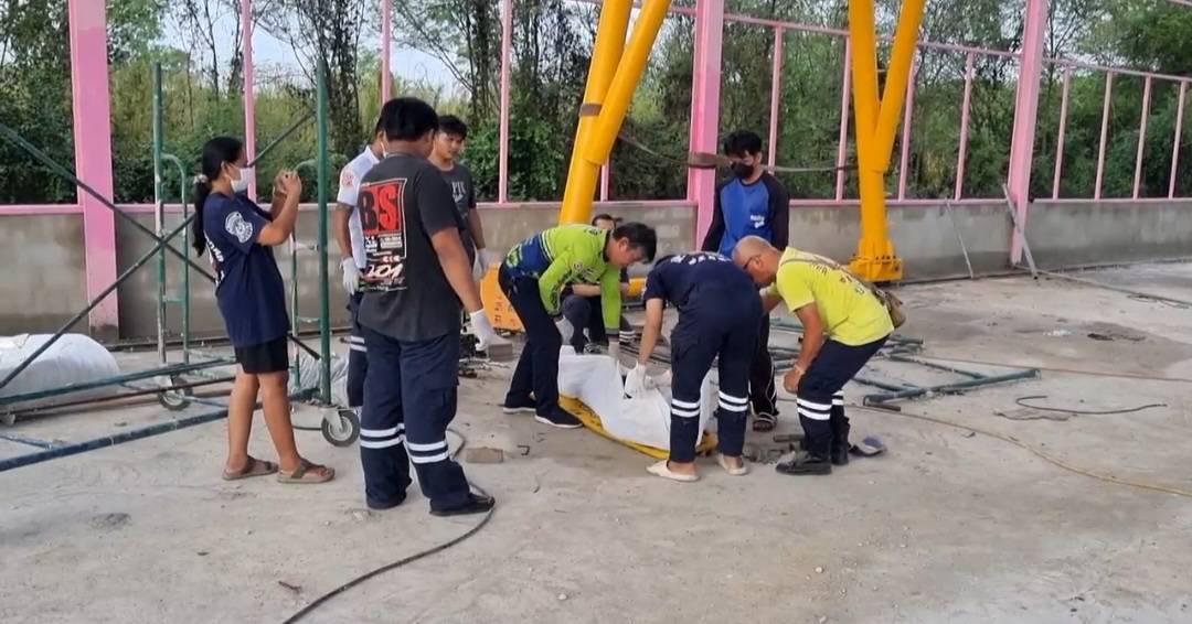 หนุ่มก่อสร้างเก็บอุปกรณ์ไฟฟ้าไม่ใส่รองเท้าพลาดท่าถูกไฟชอร์ตดับอนาถ   