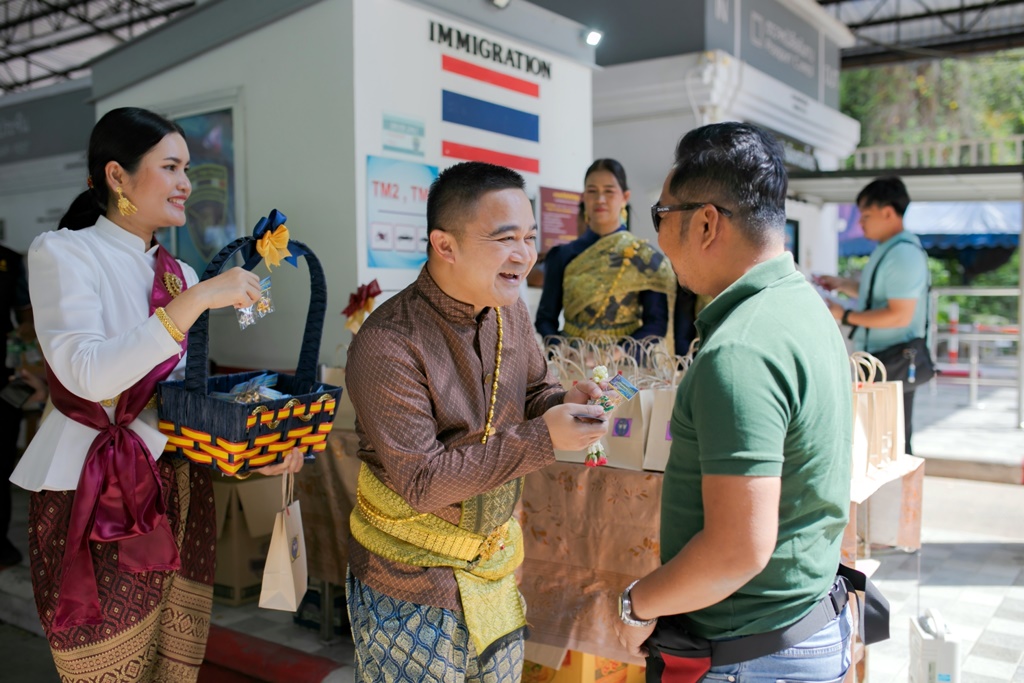 ตม.สตูล นุ่งโจงกระเบน-ห่มสไบ แจกพวงกุญแจช้าง ต้อนรับ นทท.ต่างชาติ เที่ยวสงกรานต์