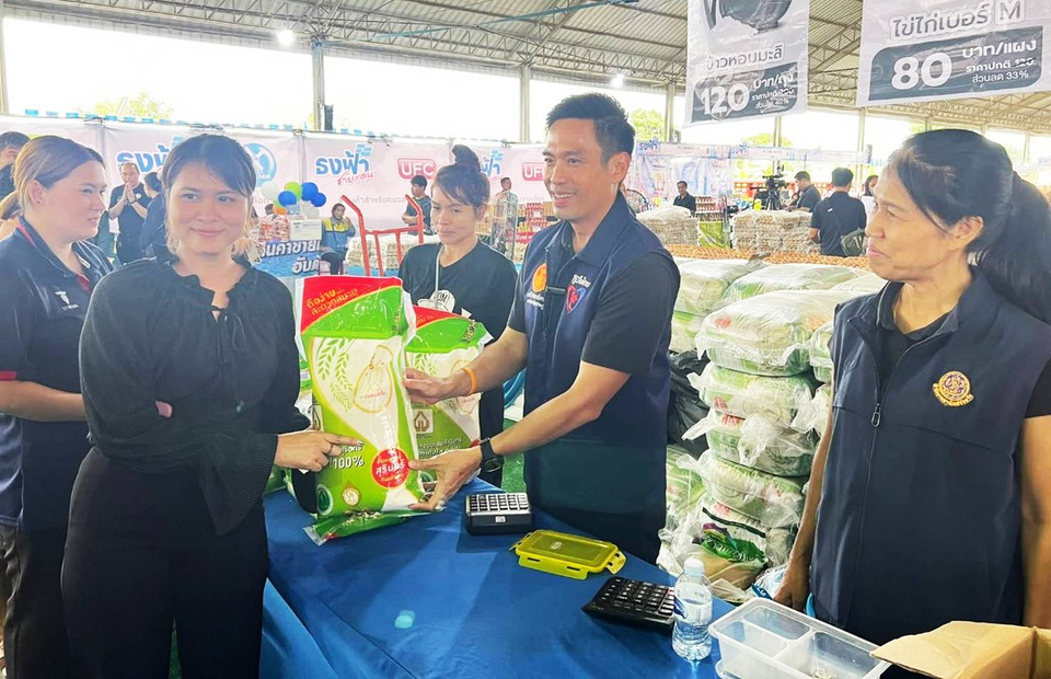 พาณิชย์จัดงาน “ธงฟ้าเยียวยา” ที่อ่างทอง ลดราคาสินค้าอุปโภค-บริโภค ช่วยค่าครองชีพประชาชน