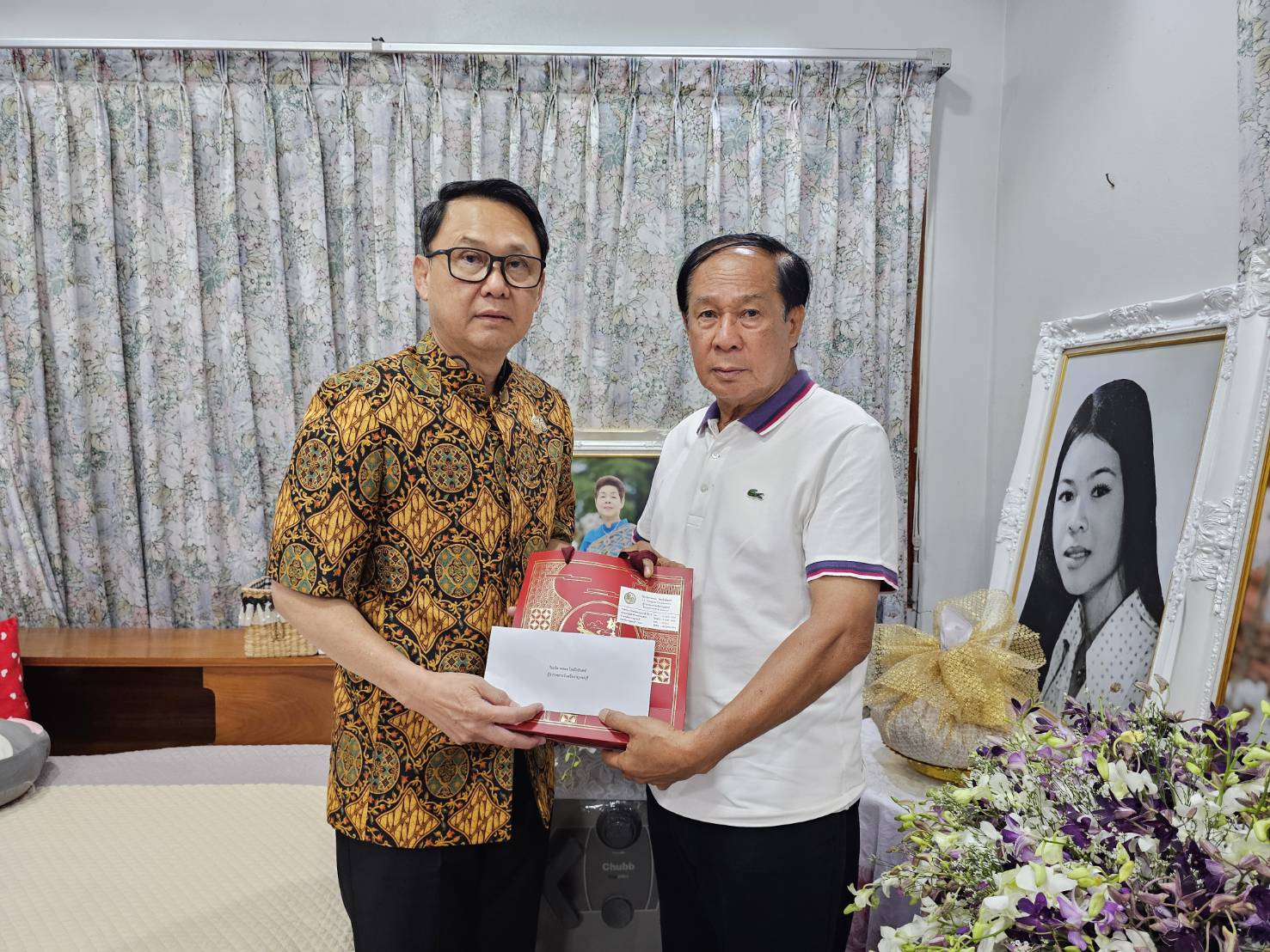 พ่อเมืองกาญจน์ ร่วมให้กำลังใจแสดงความไว้อาลัย กับนายก อบต.ลาดหญ้า ที่สูญเสียภรรยา