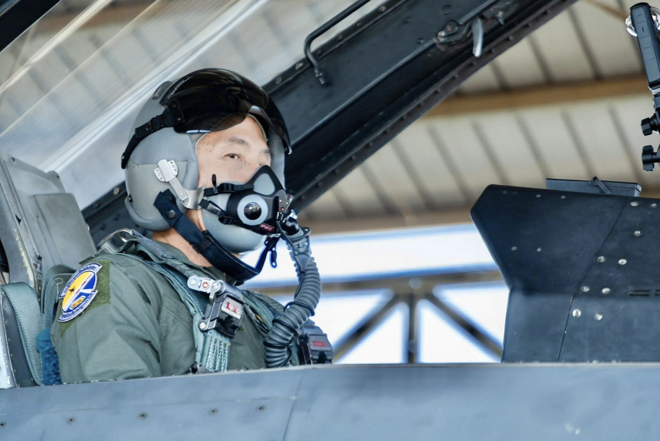 กองทัพอากาศพร้อมรบ! “ปลัดกลาโหม” ขึ้นบินทดสอบ F-16 ค่าย "Home of the Tiger" ชื่นชมกำลังพลพิทักษ์น่านฟ้าไทย