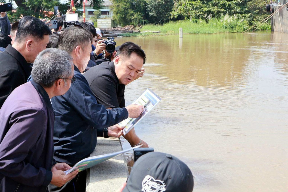 “นายกฯอนุทิน” ลงพื้นที่อ่างทอง–อยุธยา ห่วงผู้ประสบภัยน้ำท่วม ย้ำรัฐบาลดูแลจนกว่าสถานการณ์คลี่คลาย