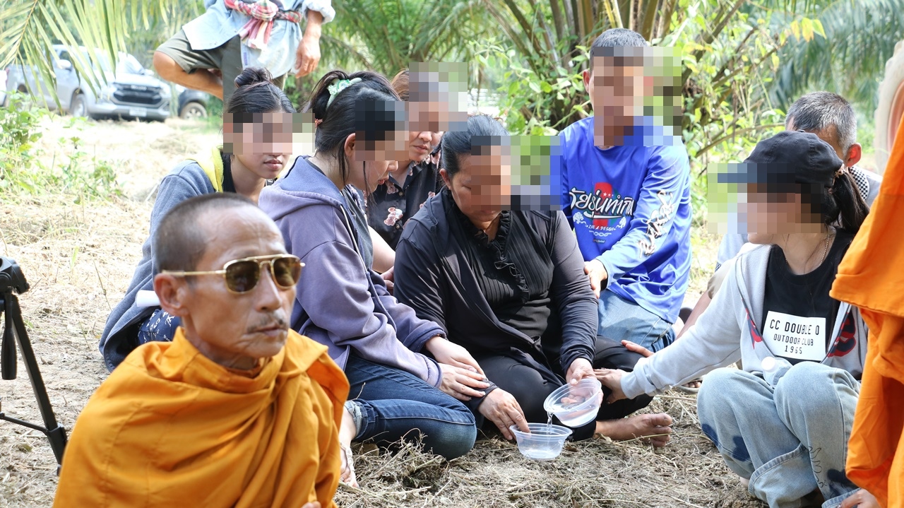 ลูกสาวสะอื้นทำใจไม่ได้หลังพ่อเสียชีวิตในลำห้วยท้ายสวนปาล์มไม่ปักใจเชื่อเป็นอุบัติเหตุ