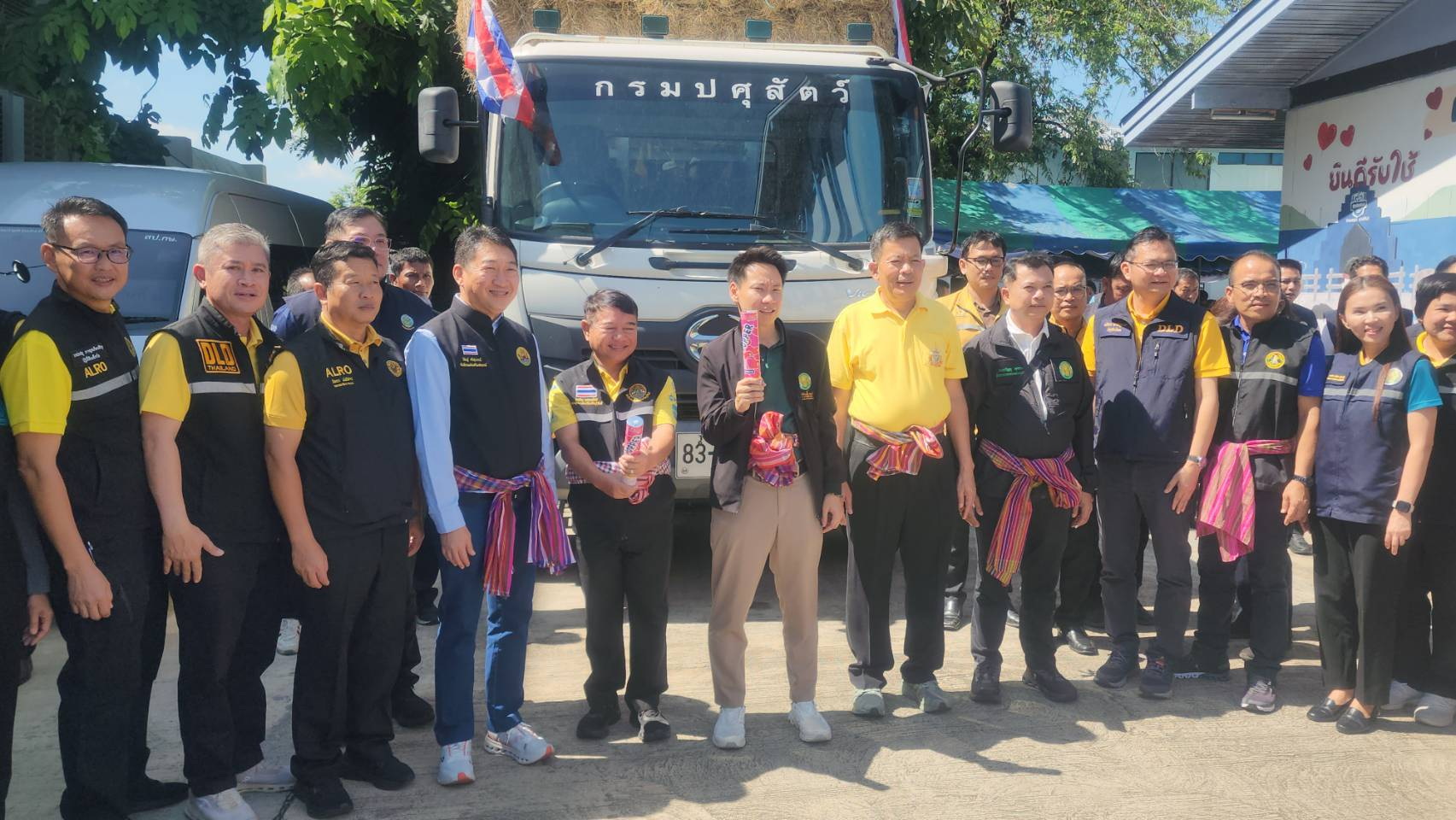 รมว.เกษตรฯ ปล่อยขบวนหญ้าอาหารสัตว์พระราชทานช่วยเกษตรกรในพื้นที่ จ.บุรีรัมย์ได้รับผลกระทบการสู้รบ