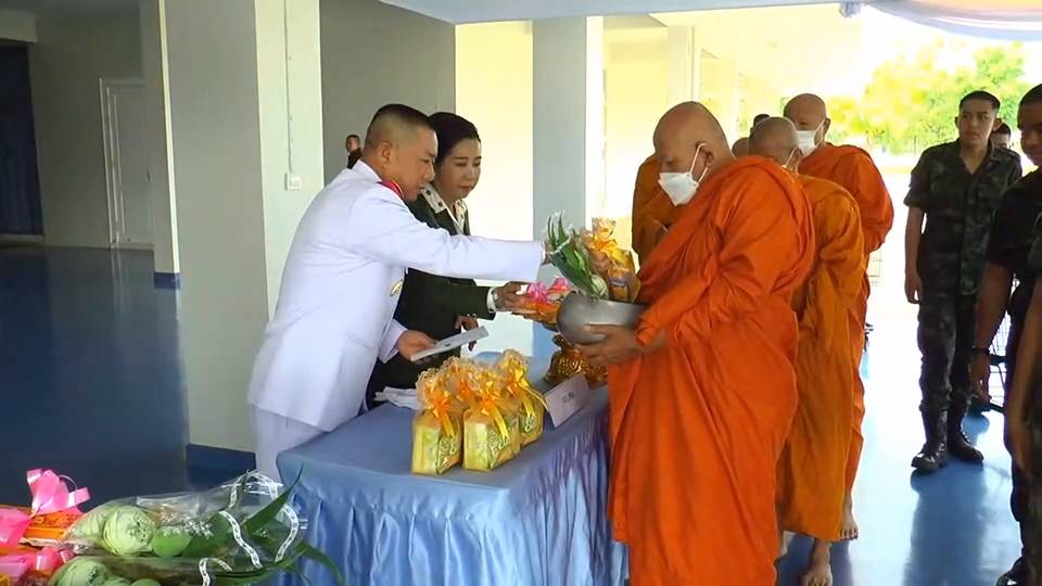 ศูนย์การทหารม้าจัดพิธีทำบุญตักบาตรถวายพระราชกุศล และลงนามถวายพระพรชัยมงคล 