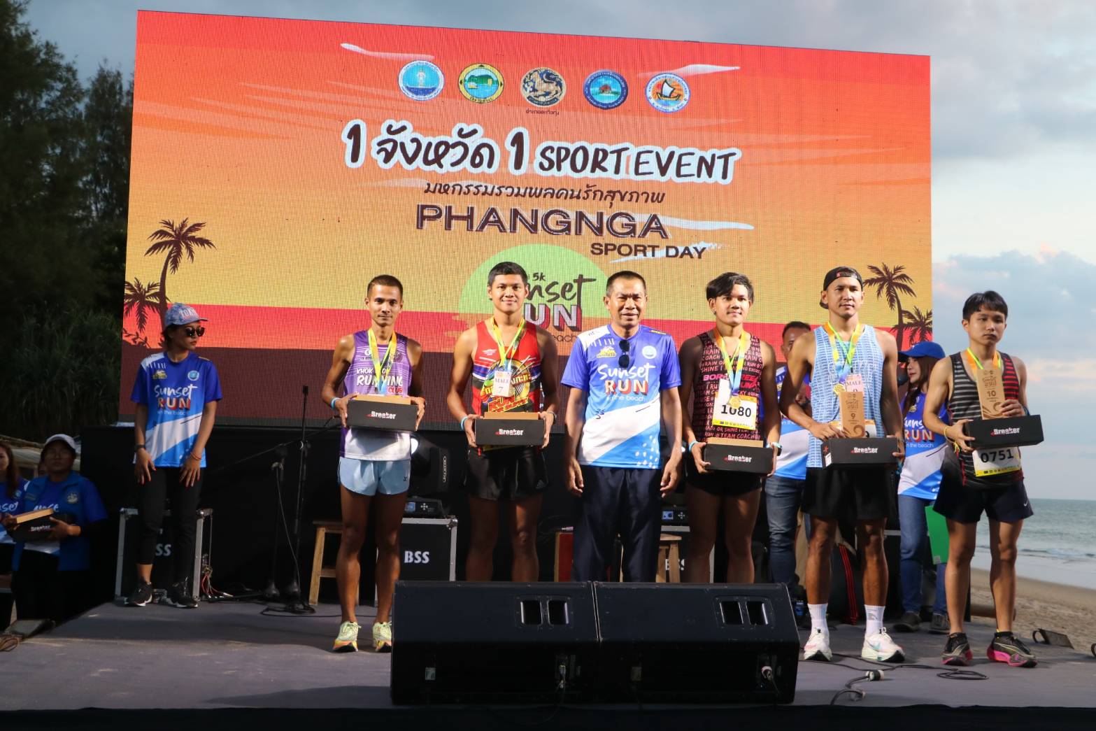 นักวิ่งร่วมพันคนรวมพลคนรักสุขภาพร่วมวิ่งบนชายหาดชมพระอาทิตย์ตกที่หาดนาใต้ พังงา
