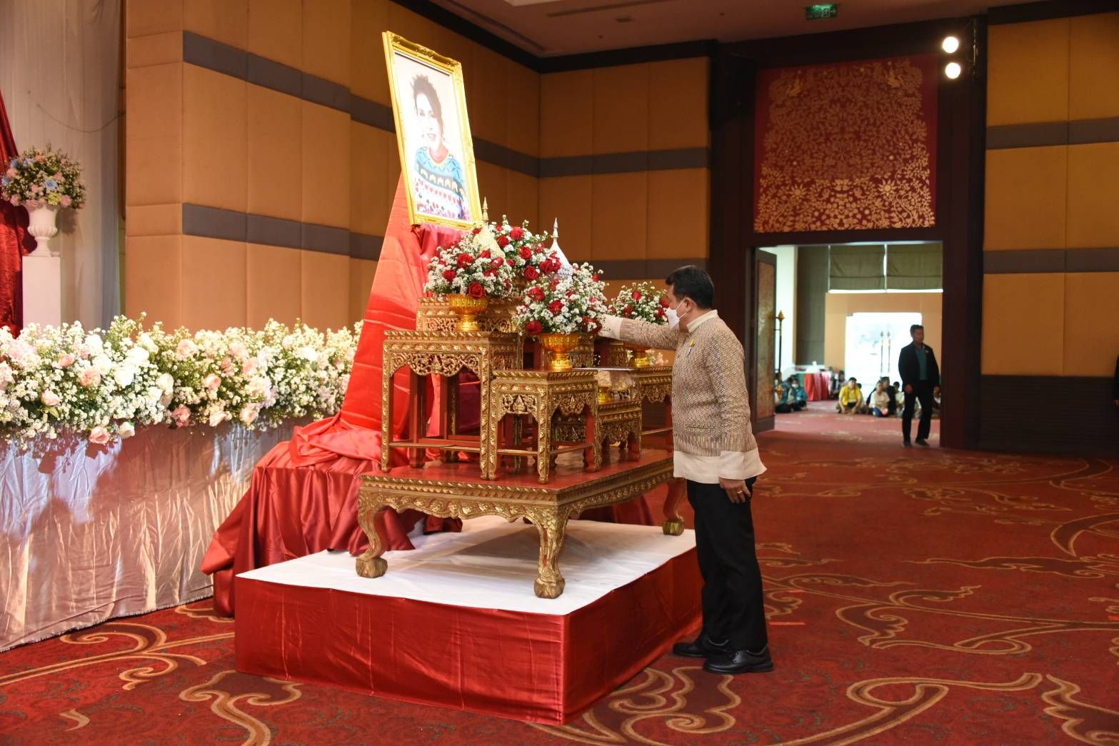 ปลัดกระทรวงมหาดไทย ได้รับพระราชทานมอบหมายจากทูลกระหม่อมหญิงอุบลรัตนราชกัญญา สิริวัฒนาพรรณวดี องค์ประธานโครงการ TO BE NUMBER ONE ให้เป็นผู้แทนทำหน้าที่ประธานในพิธีมอบรางวัลพระราชทาน