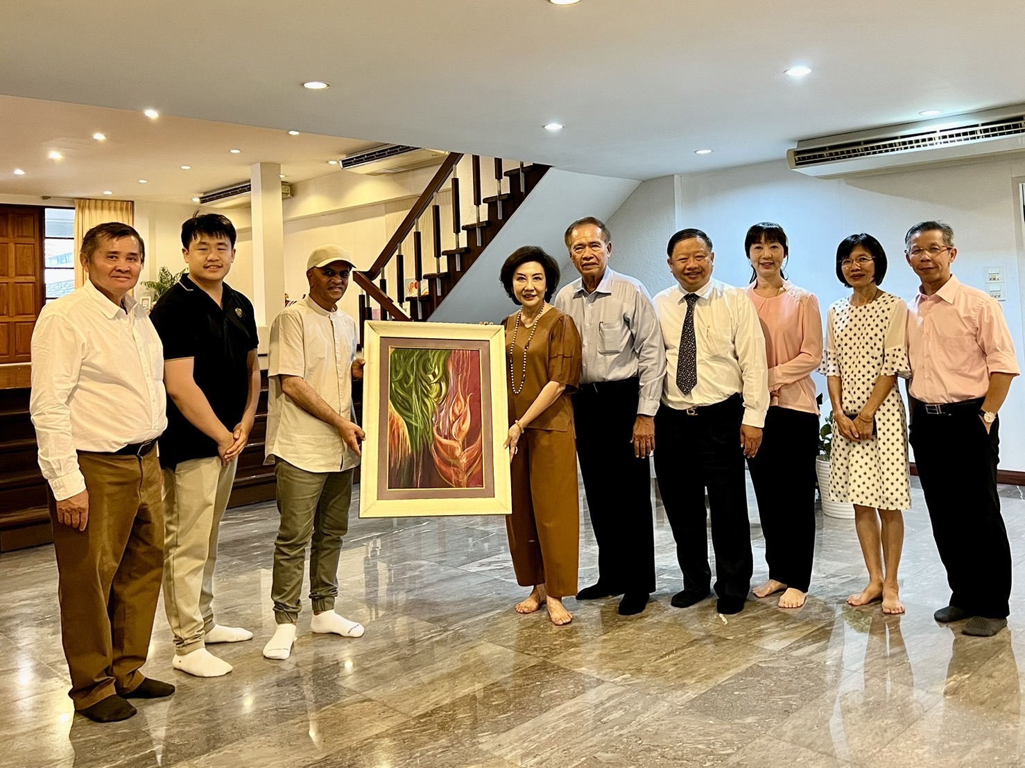 มอบของที่ระลึกให้กับ "ประธานผู้พิพากษาศาลสูง" สหรัฐอาหรับเอมิเรต