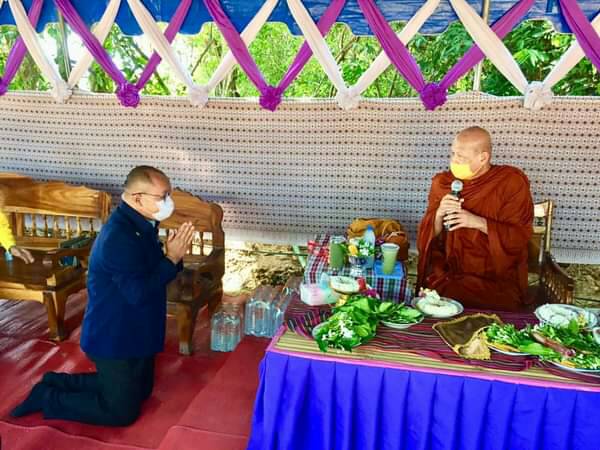 รองผู้ว่าฯยโสธร ร่วม สามนายอำเภอถวาย ภัตตาหารเพลแด่พระสงฆ์ พร้อมเยี่ยมครอบครัวยากจน
