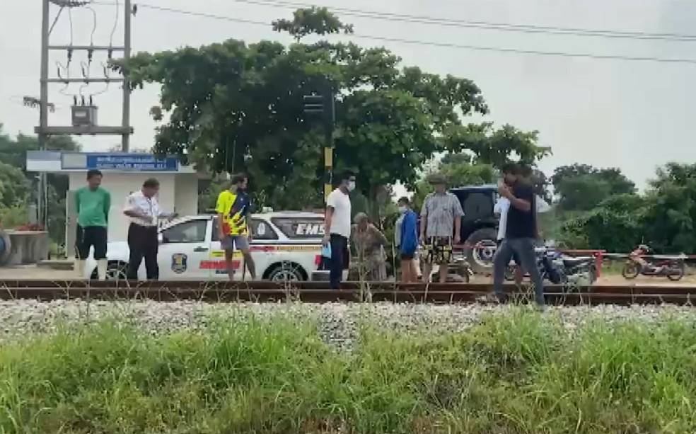 พิเรนเอาหัวพาดรางรถไฟถูกทับดับสยอง       