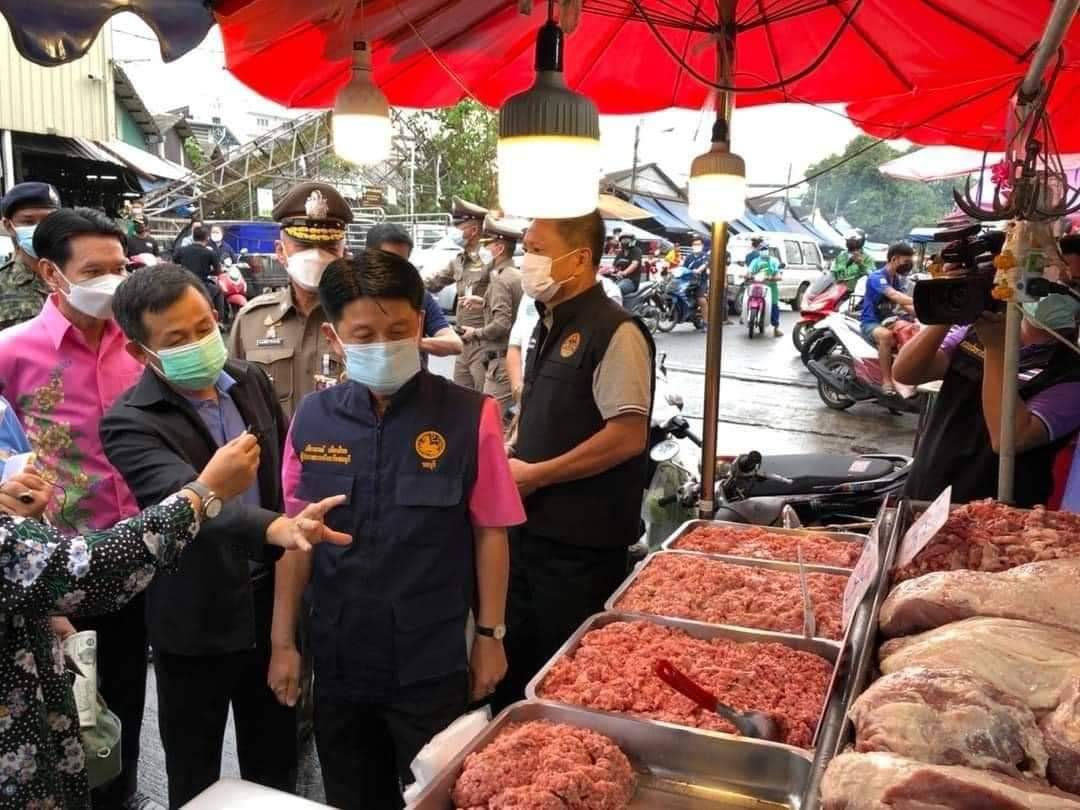 ผู้ว่าฯชลบุรี ตรวจแผงชำแหละหมู  และร้านค้าที่ร่วมโครงการหมูพาณิชย์ลดราคาฯ