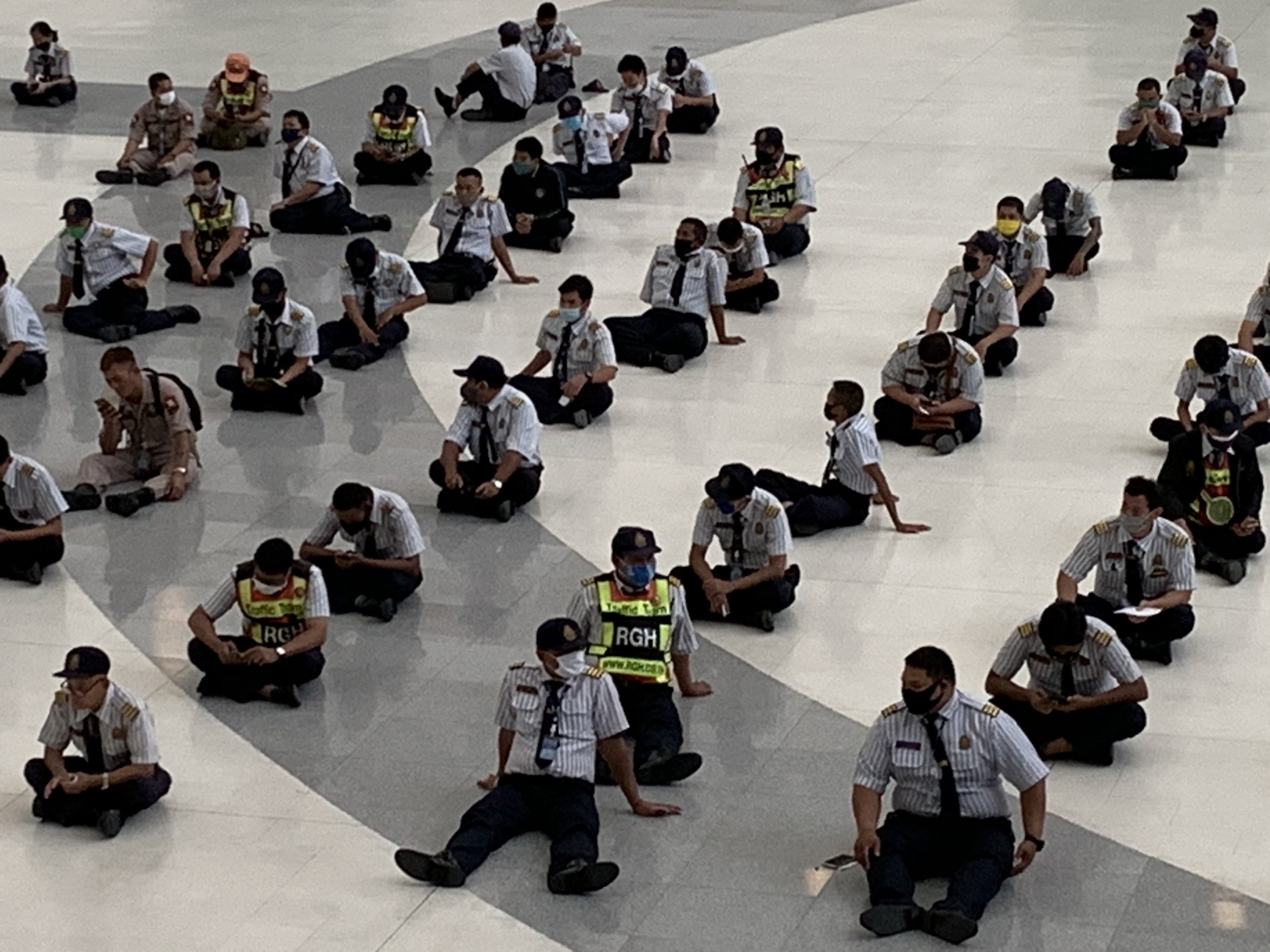 รปภ.ศูนย์ราชการฯ กว่า 200 ชีวิต ต่อแถวลงทะเบียนรับเงินสะสม หลังหมดสัญญาจ้าง 