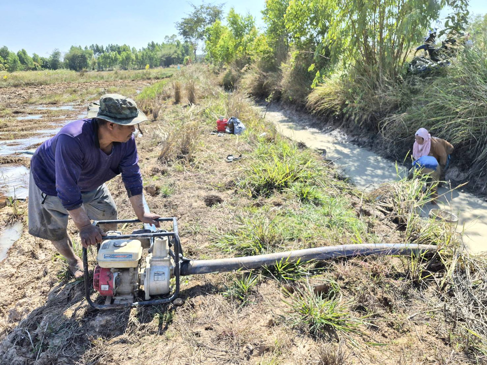 ปีใหม่ของคนชายแดน ชาวบ้านบ้านกรวดสูบสระจับปลา ประคองชีวิตรอลูกหลานกลับบ้าน 