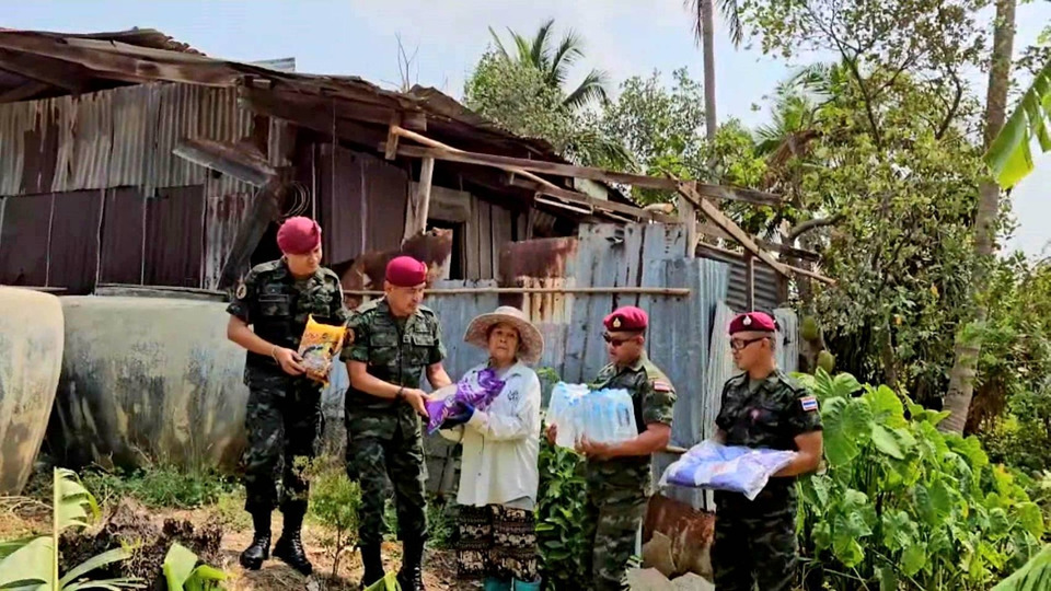 ทหารรบพิเศษลพบุรีเร่งช่วยผู้ประสบพายุฤดูร้อน พัฒนานิคมเสียหาย 119 หลังคาเรือน