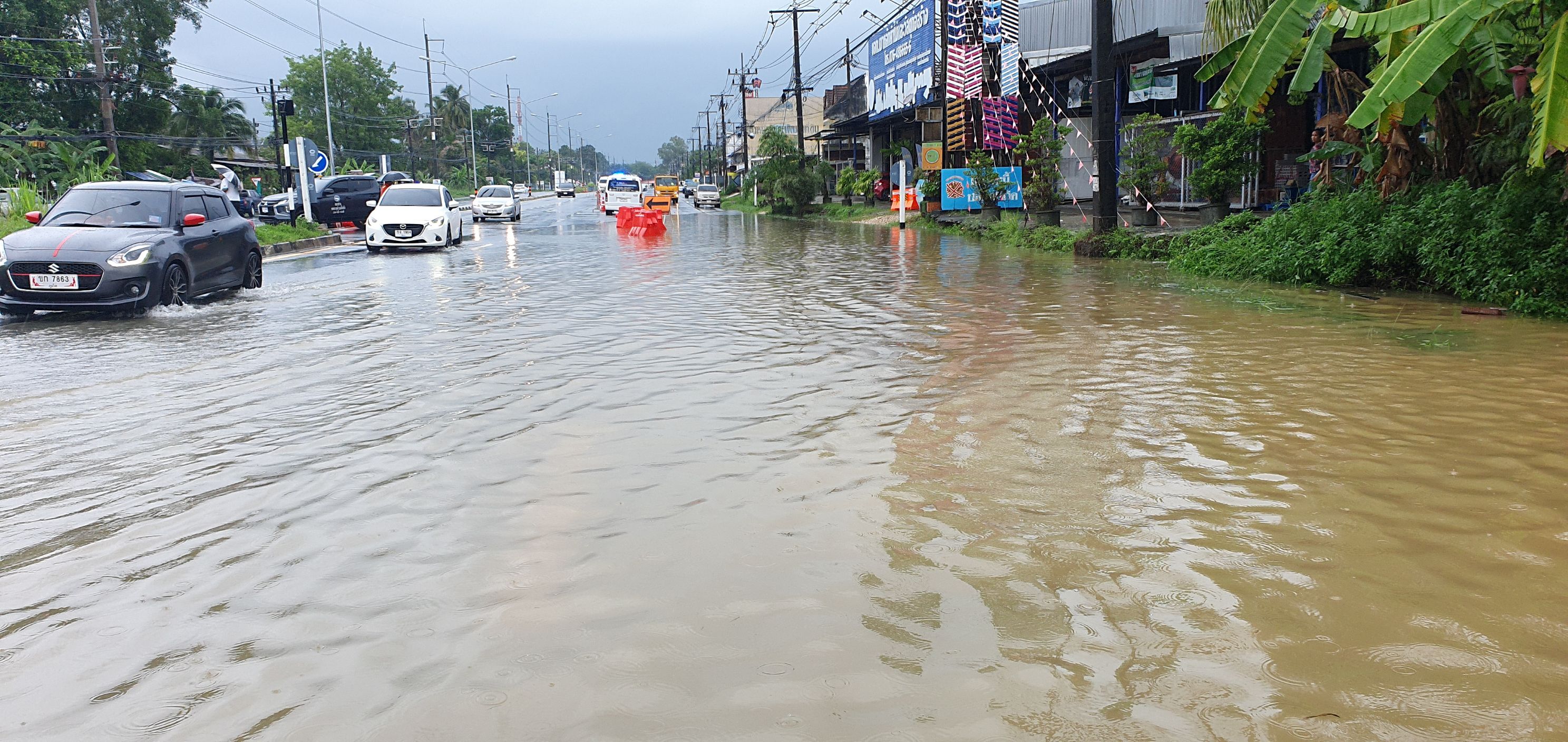 พังงาฝนตกหนักน้ำท่วมขังถนนเพชรเกษมสายคึกคัก-ตะกั่วป่า หน้าหนองมูลตะกั่วระดับน้ำสูงกว่าครึ่งเมตร