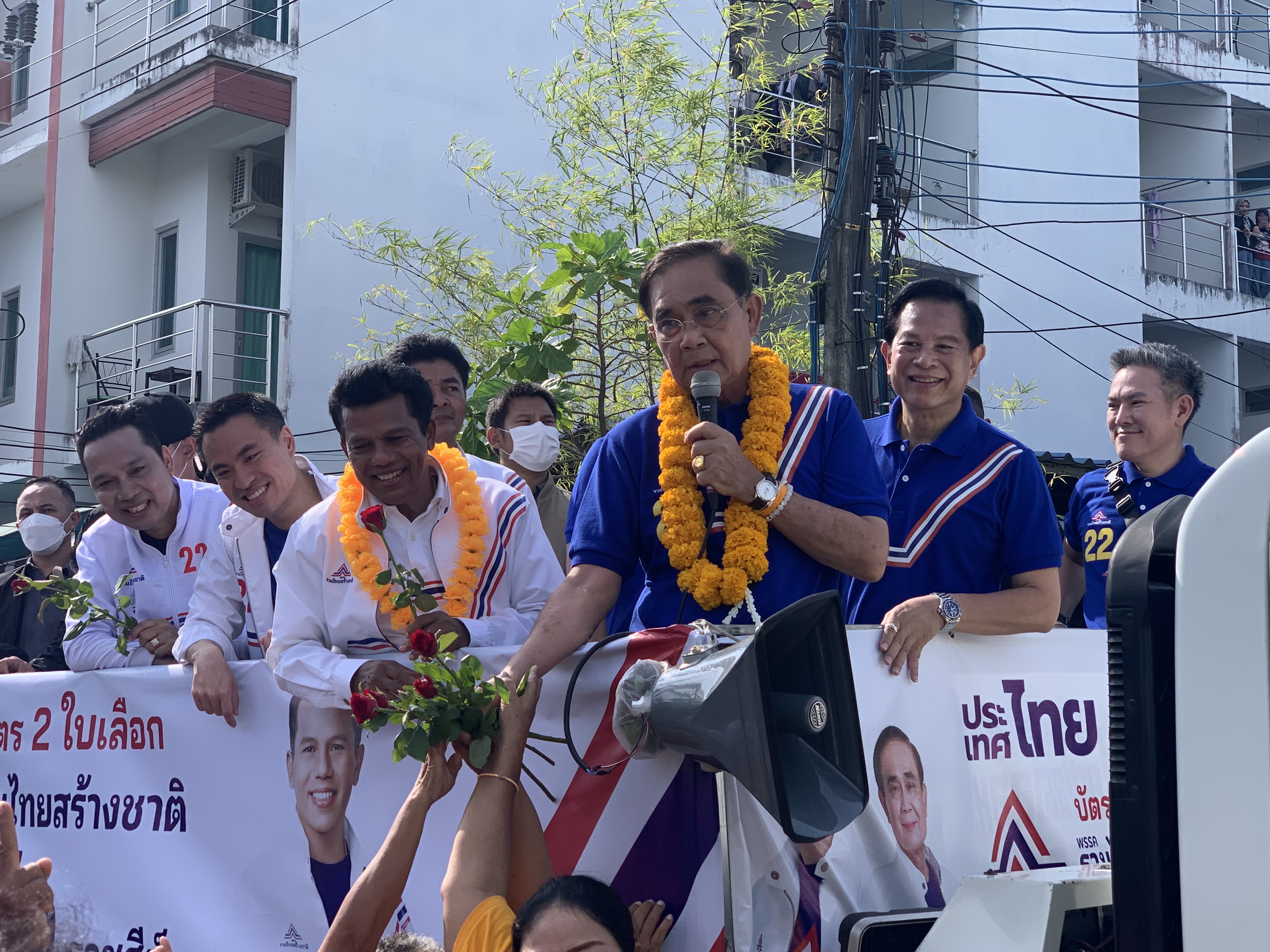 "บิ๊กตู่" นำคณะ "รทสช." ขึ้นรถแห่หาเสียงเทศบาลสงขลา บอก "พี่ตู่" ยังไม่แก่ แม้ใครจะเรียกลุง ขอทำงานเพื่อคนไทยต่อไป 