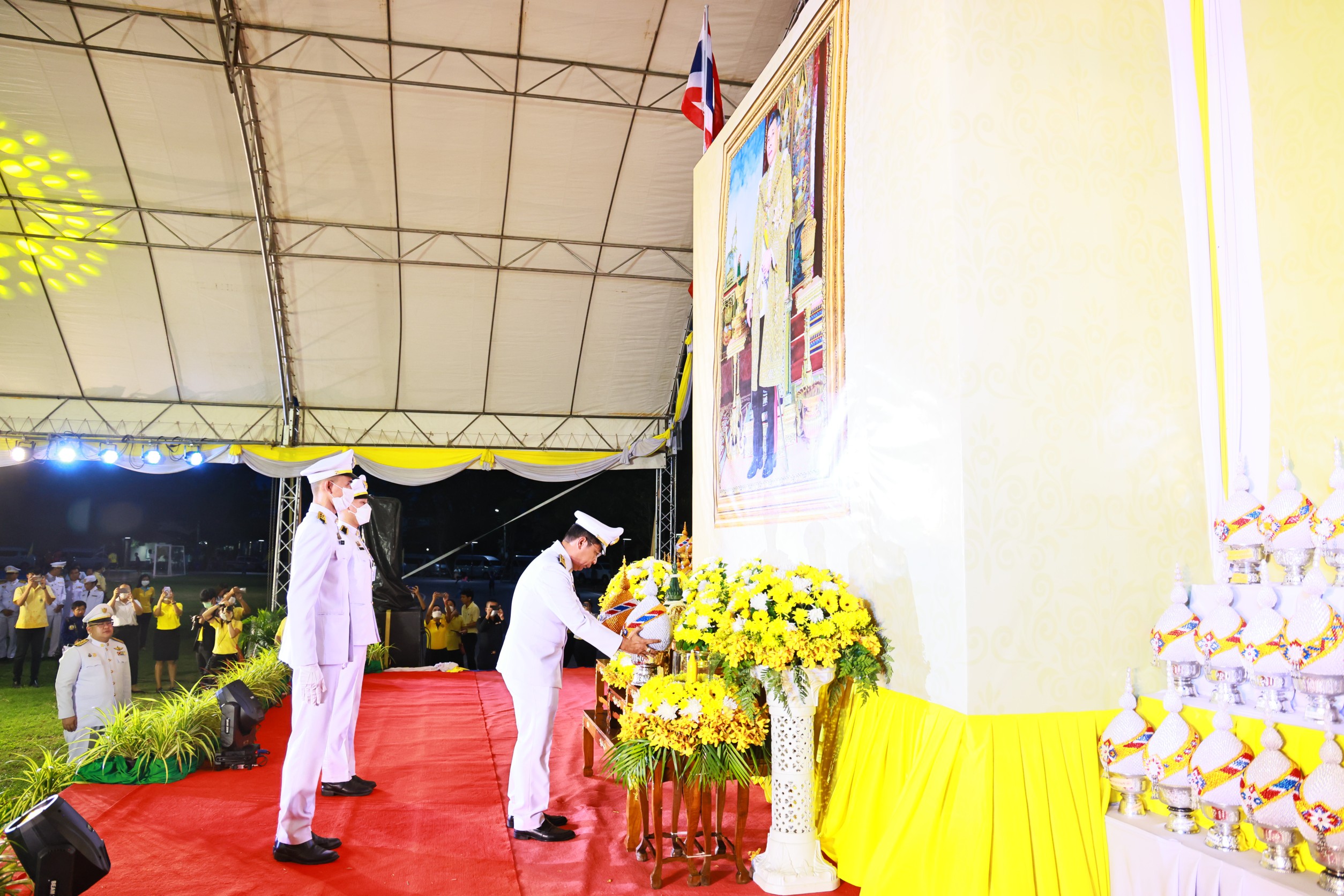 ผู้ว่าราชการจังหวัดระยอง นำข้าราชการ และประชาชนทุกหมู่เหล่า จุดเทียนถวายพระพรชัยมงคล