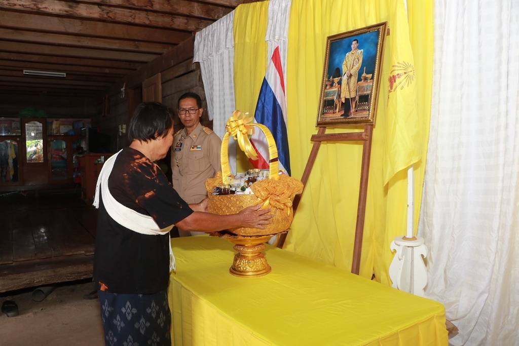 "ในหลวง-พระราชินี" พระราชทานตะกร้าสิ่งของแก่ครอบครัว "อส.ทพ.ไมตรี" เหยื่อเหตุระเบิดรือเสาะ