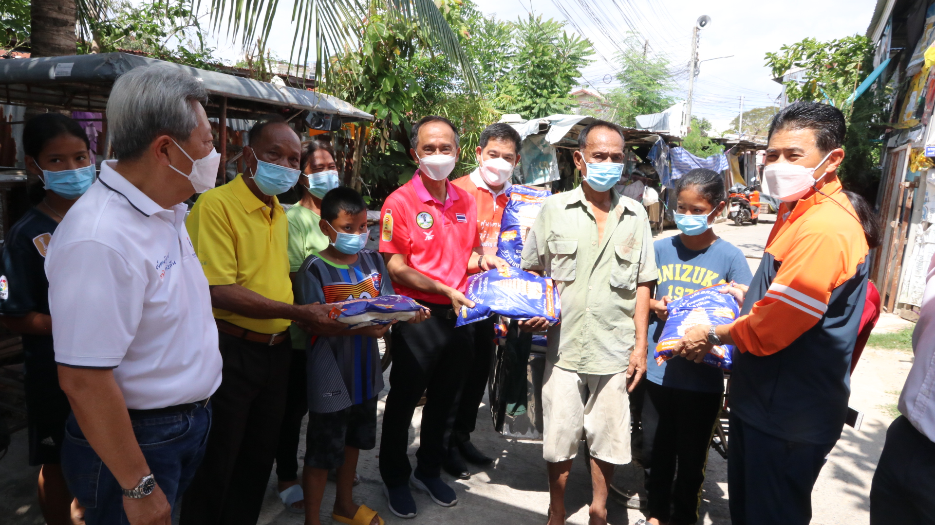 ชาวโคราชไม่ทิ้งกัน! "เทวัญ" นำทีมช่วยลุงวัย 58 ป่วยต้อกระจก  เร่ขายกระเพาะปลาเลี้ยงหลาน 5 คน  