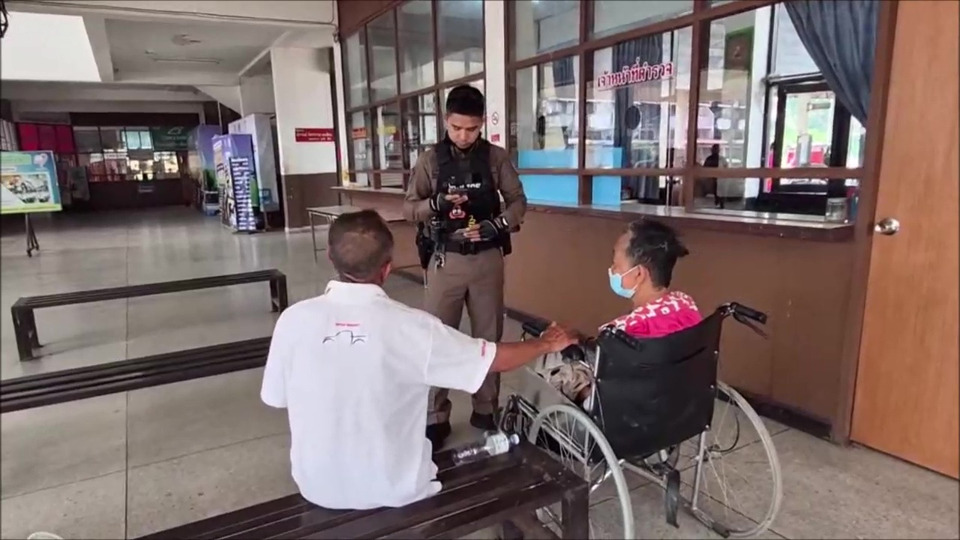 สุดสะเทือนใจ! พ่อแม่พิการนั่งรถกว่า 400 กม. หวังพึ่งลูก สุดท้ายถูกทิ้งคา บขส. ที่ อุดรธานี