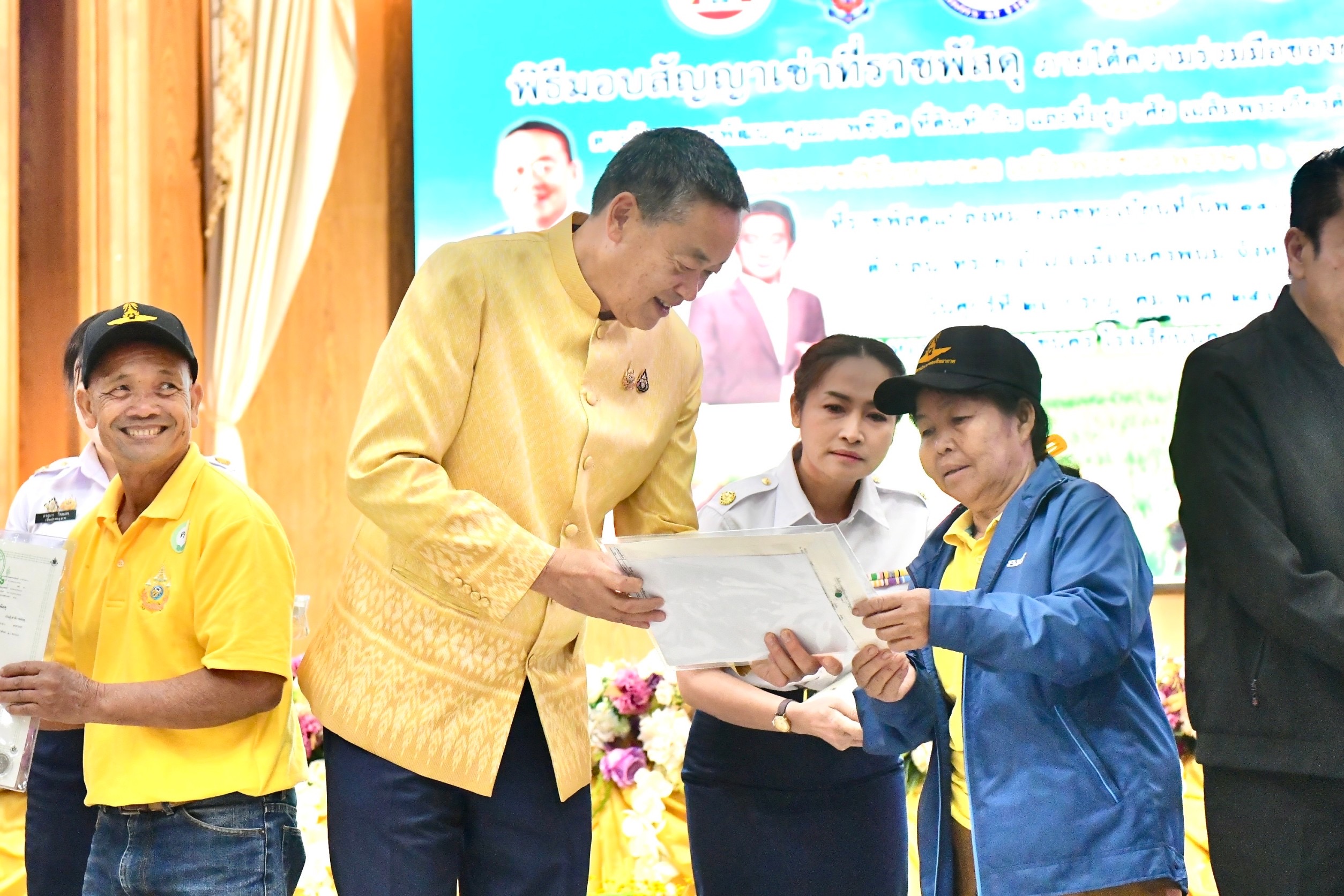 นายกฯ มอบสัญญาเช่าที่ราชพัสดุ- ที่ดินทำกินและที่อยู่อาศัย สร้างอาชีพ-รายได้ให้ ปชช. เฉลิมพระเกียรติพระบาทสมเด็จพระเจ้าอยู่หัว