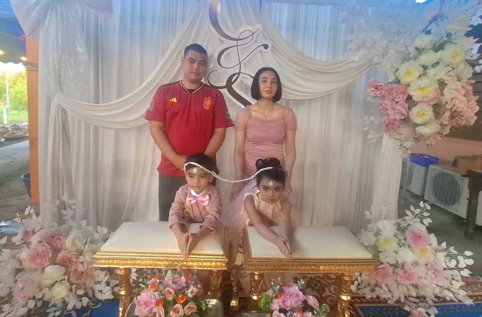 ฮือฮาทั้งชุมชน! พิธีแต่งงานแก้เคล็ด “น้องชีส–น้องเชลล์” แฝดวัย 5 ขวบ สินสอด 50,000 บาท คนดังท้องถิ่นร่วมอวยพร