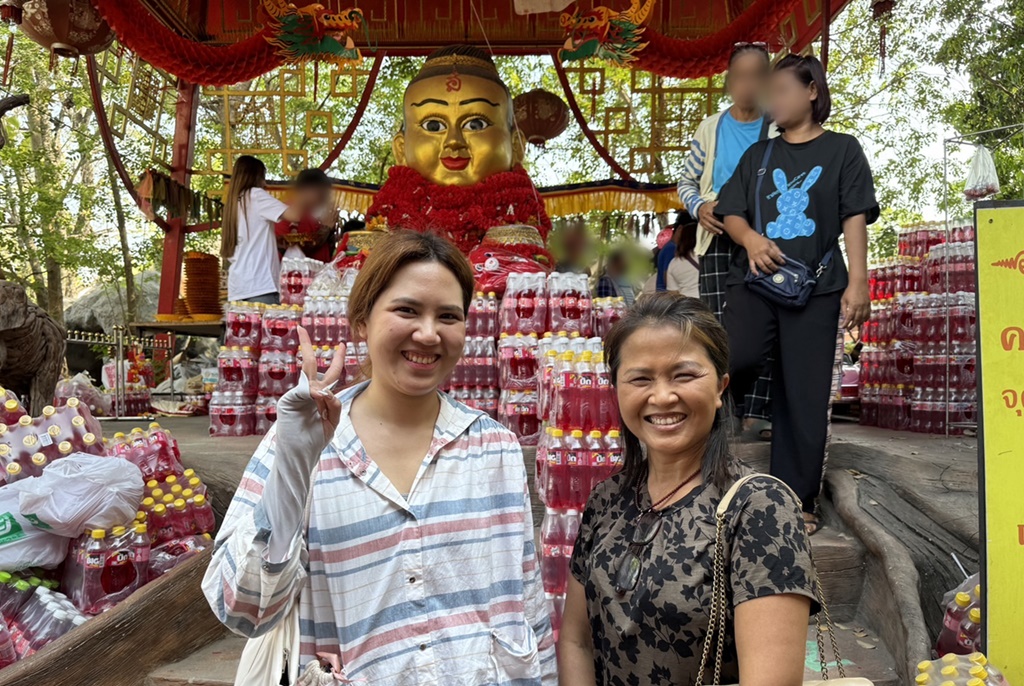 สาวดวงเฮง แก้บนก๋วยเตี๋ยวเรือ 100 ชุด "กุมารทองเจ้าสัวเฮง" หลังรับโชคกว่าแสนบาท