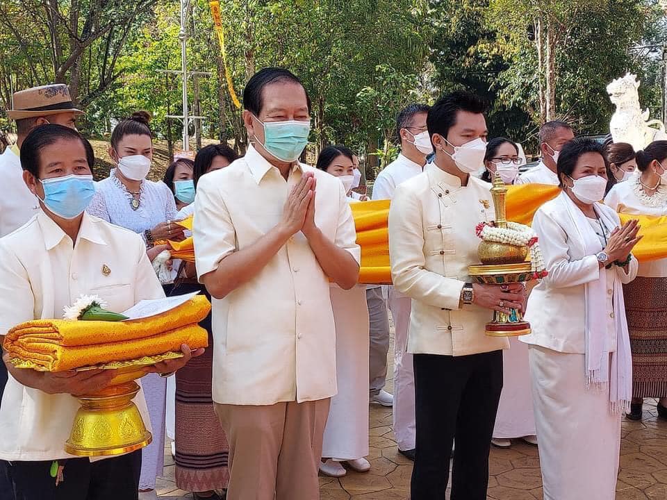 เทศบาลนครเชียงรายอนุรักษ์ประเพณีทางพระพุทธศาสนา  สรงน้ำพระธาตุและห่มผ้าพระธาตุ