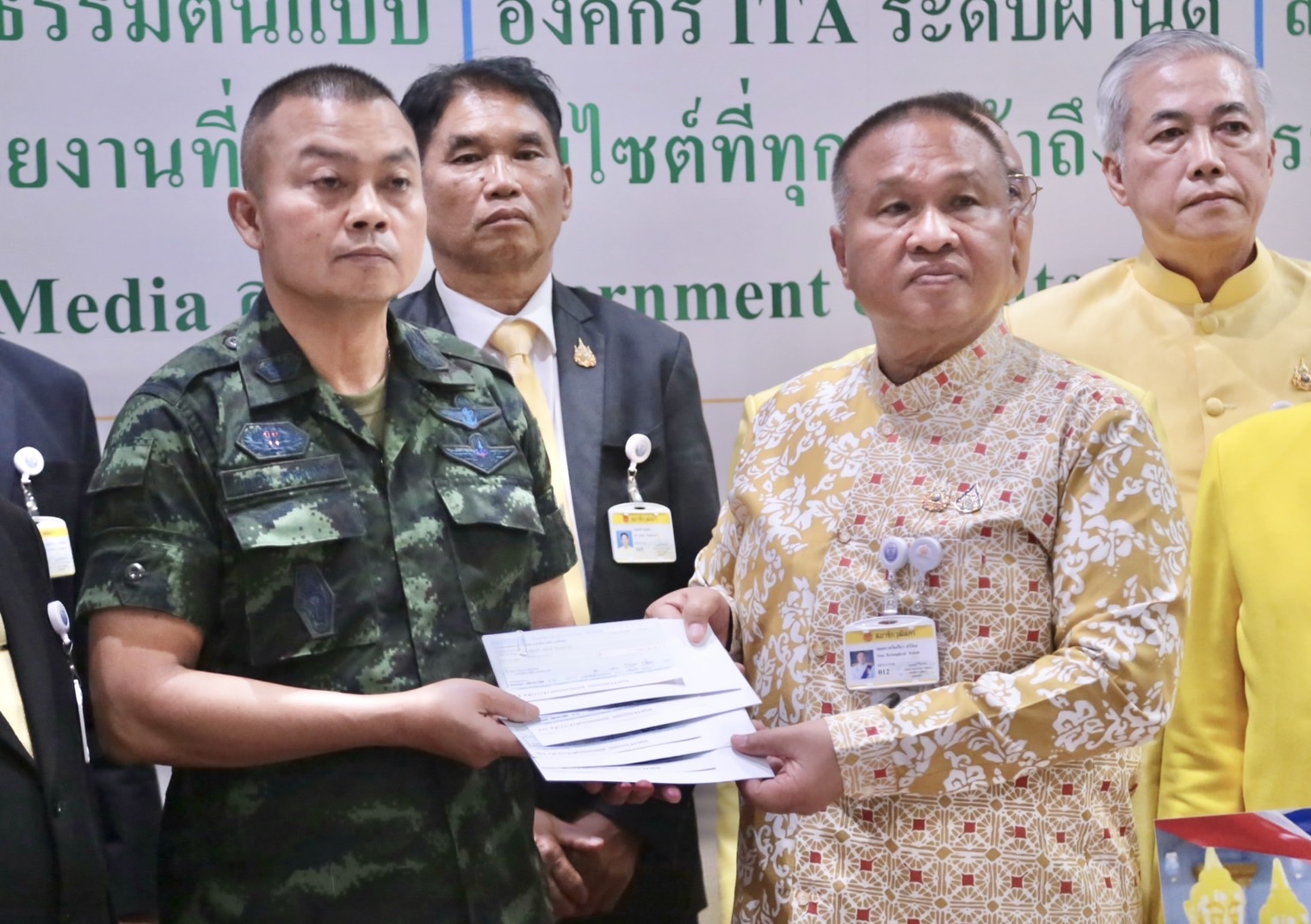 แม่ทัพภาคที่ 2 รับมอบเงินบริจาคนำไปช่วยเหลือผู้ประสบภัยจากเหตุปะทะในพื้นที่ชายแดนไทย-กัมพูชา 