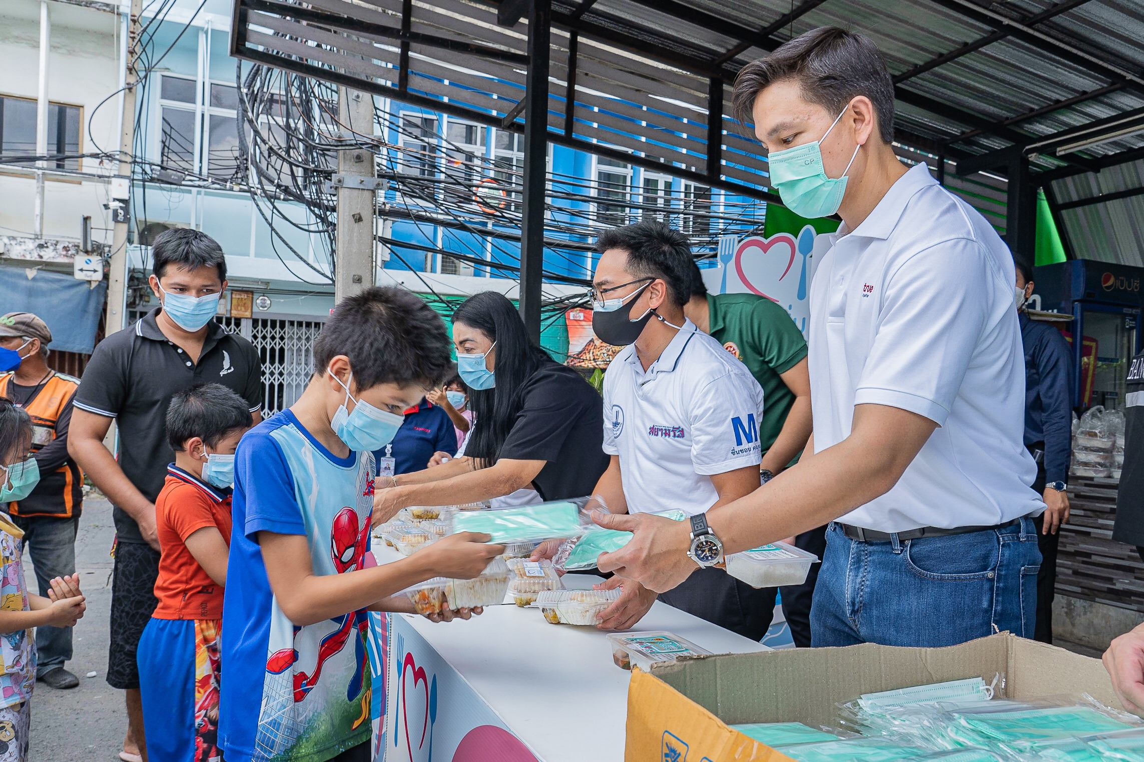 สามบอสใหญ่กลุ่มทรู ลงพื้นที่ปันอิ่มร่วมมอบอาหารกล่องแก่ชุมชน ส่งใจนำทีมเคียงคู่สู้โควิด