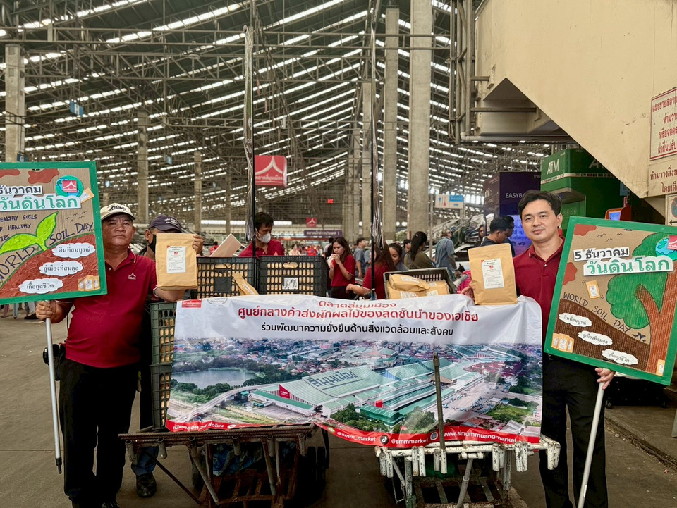 ตลาดสี่มุมเมืองชูโมเดลจัดการขยะอินทรีย์ 230 ตัน/วัน แจกสารปรับปรุงดินคืนชุมชน