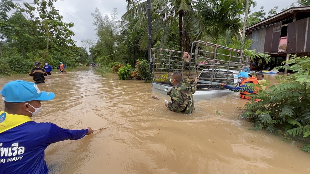 กำลังทหารนาวิกโยธิน รุกช่วยชาวบ้านขนย้ายสิ่งของ หลังฝนตกหนักทำน้ำท่วมด่านชุมพลอ่วม!!