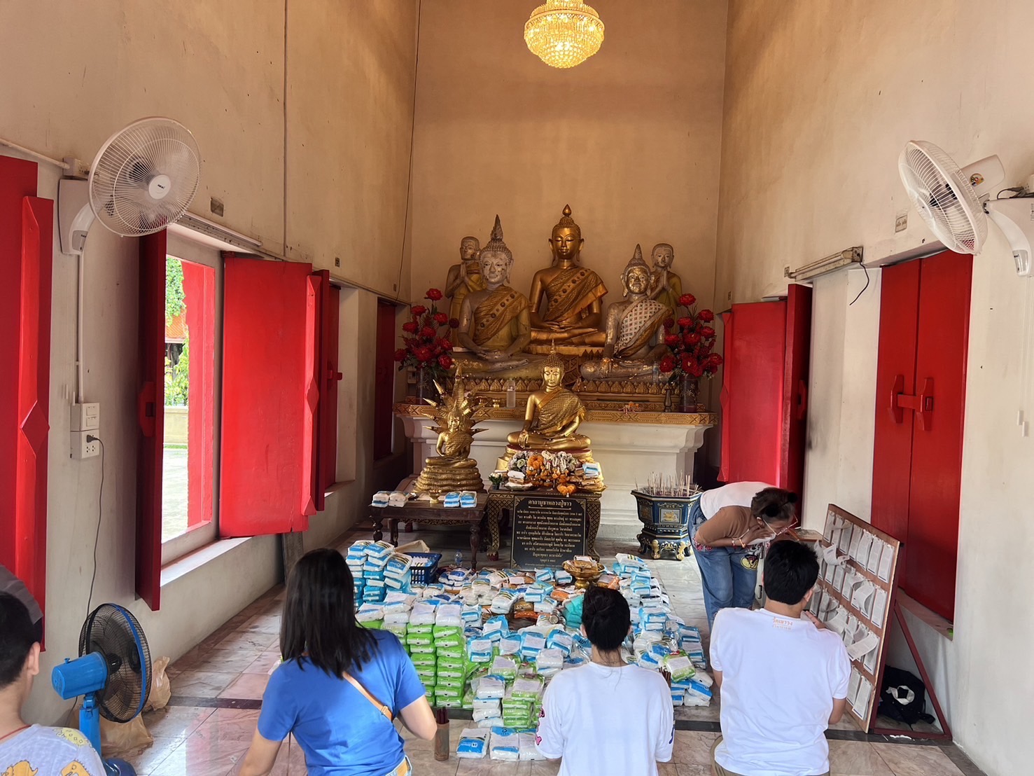 ฮือฮ่า.! แห่กราบขอพร“หลวงปู่ขาว” พระพุทธรูปสมัยพระเจ้าอู่ทอง สำเร็จ นำน้ำตาลมาไหว้สัปดาห์ละ 1 ตัน