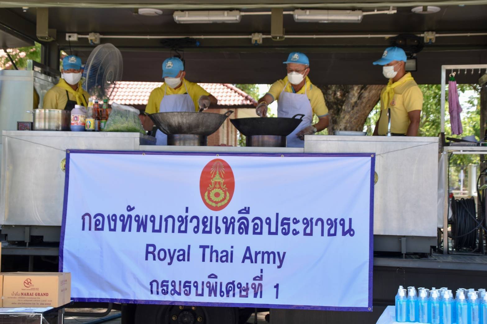 ค่ายวชิราลงกรณ์ พลร่มป่าหวาย นำรถครัวสนาม และรถปันสุข จัดทำอาหารปรุงสุกสดใหม่ ดูแลประชาชนรอบค่าย