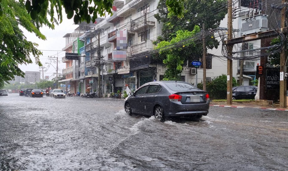 ฝนถล่มกรุง!! ลาดพร้าว-รัชดา น้ำท่วมขังรอการระบายหลายจุด "กทม." ห่วงน้ำทะเลหนุน