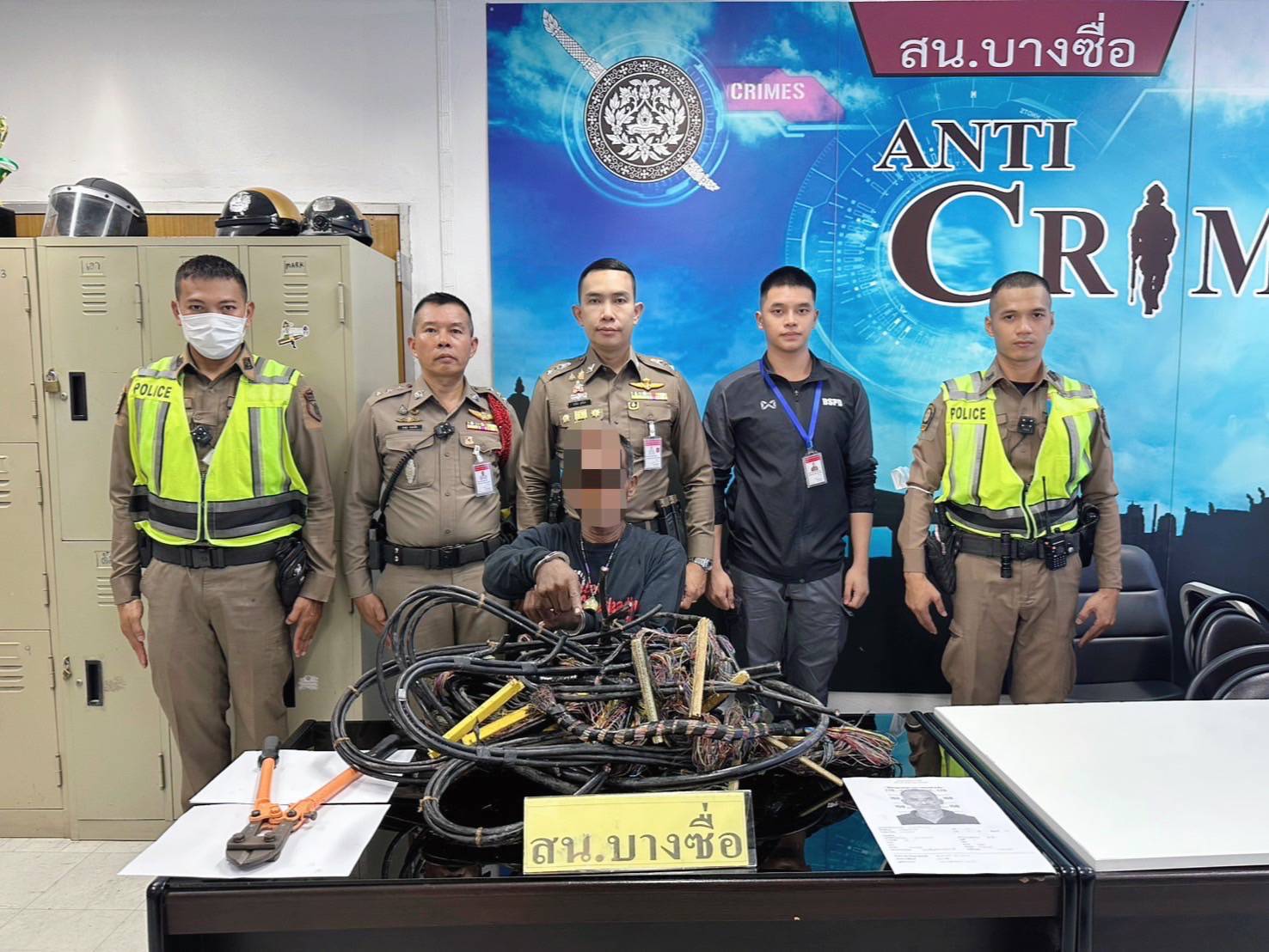 สายตรวจบางซื่อ รวบหนุ่มกำแพงเพชร ลักตัดสายไฟ ของกลางคามือ