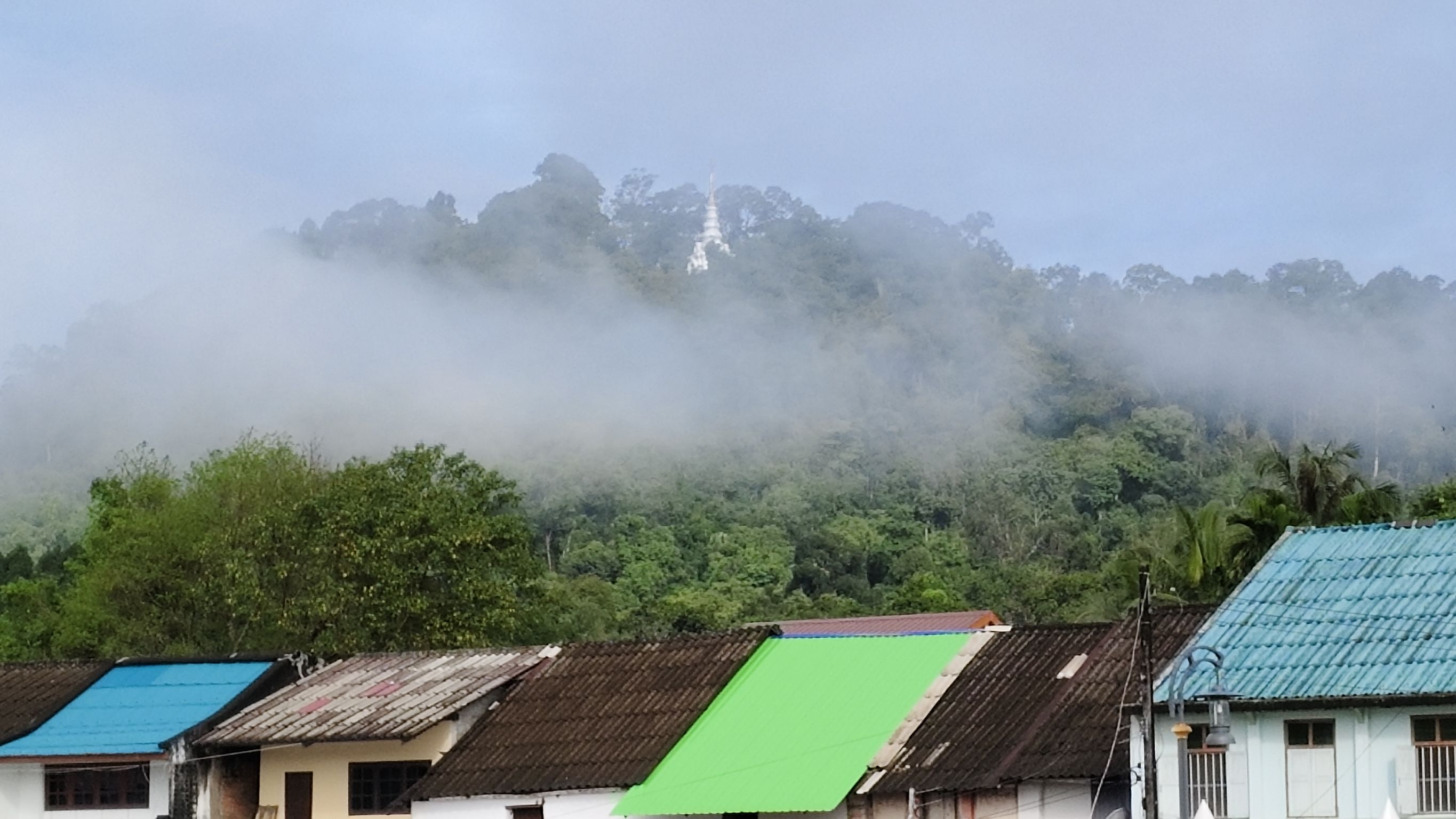 พังงา เข้าสู่ปลายฝนต้นหนาว มีหมอกปกคลุมทั่วทั้ง อ.กะปง-ตะกั่วป่า เป็นสัญญาณของการเริ่มเข้าสู่ฤดูกาลท่องเที่ยว
